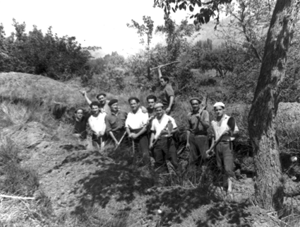 Hombres limpiando la acequia. BurbÃ¡guena