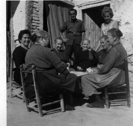 Mujeres jugando a las cartas en la calle. BurbÃ¡guena