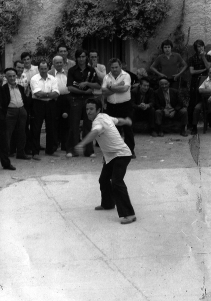 Grupo observando la jugada. BurbÃ¡guena
