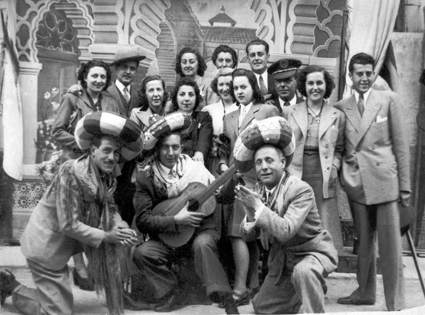 Grupo de amigos con guitarra y sombreros. BurbÃ¡guena