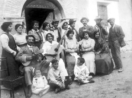 JÃ³venes con guitarras. BurbÃ¡guena
