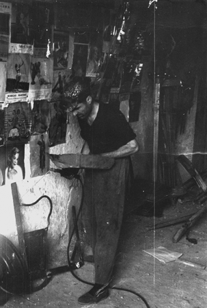 Joven realizando un trabajo de taller. Calamocha.