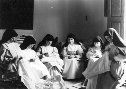 Grupo de monjas bordando. Calamocha.