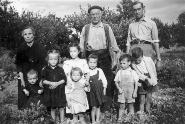 Grupo familiar en la huerta