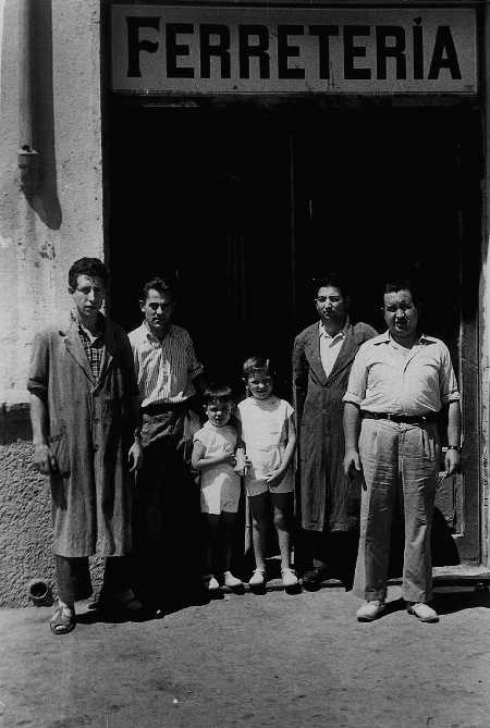 Grupo de personas delante de la ferreterÃ­a de Benito del Val. Calamocha.