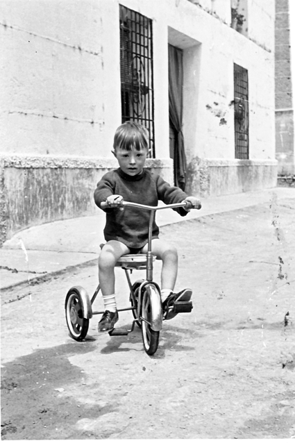 Fernando con su triciclo. Caminreal