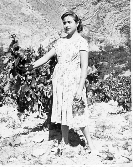 Isabel junto a la viÃ±a. Caminreal