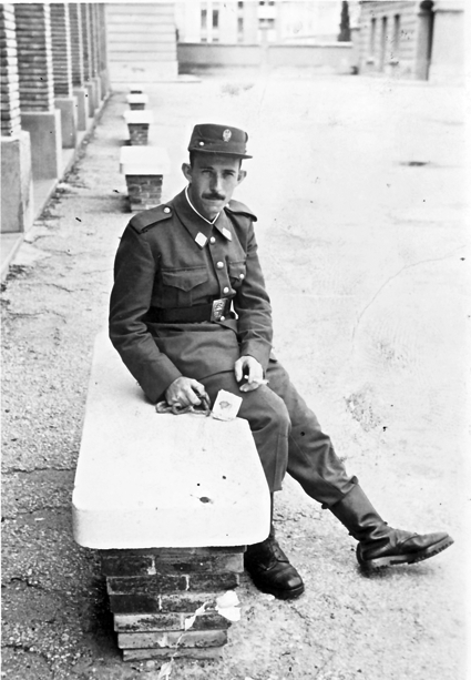 Haciendo el servicio militar.