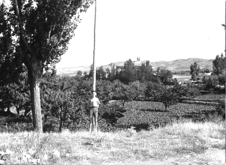 Retrato delante de la ermita de San Roque. Calamocha