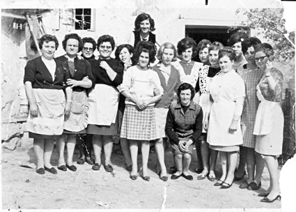 Adriana y unas vecinas. Caminreal