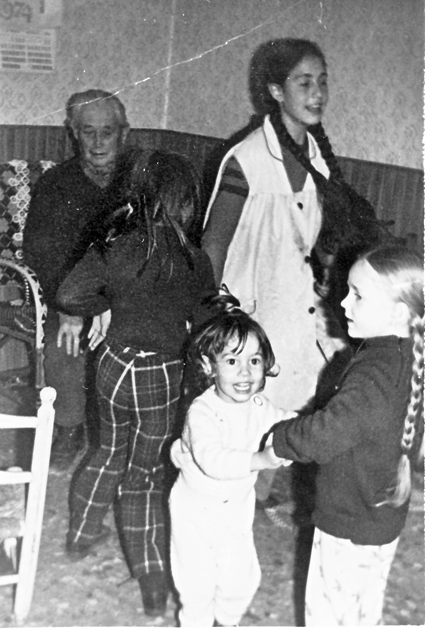 Manuel con sus nietas. Caminreal