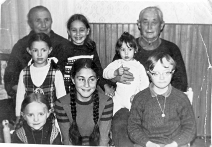 Manuel y MarÃ­a con todos sus nietos. Caminreal