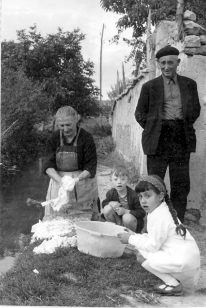 Abuelos y nietos. Caminreal