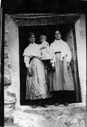 Mujeres con niÃ±a en los brazos. CastejÃ³n de Tornos