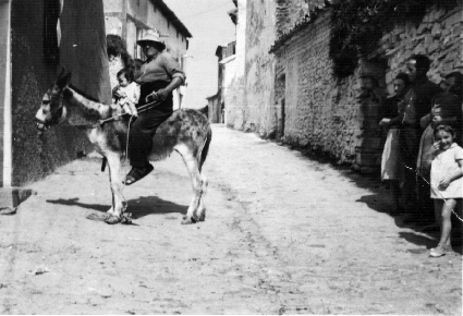 Abuelo y niÃ±o paseando con el burro. CastejÃ³n de Tornos