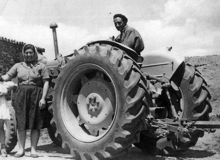 AscensiÃ³n y LeÃ³n junto a un tractor. CastejÃ³n de Tornos.