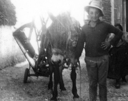 Miguel Ãngel junto a un burro. CastejÃ³n de Tornos.