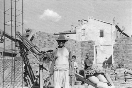 Vecino de CastejÃ³n de Tornos trabajando.