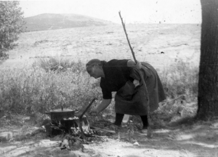 Abuela preparando la comida en el campo. CastejÃ³n de Tornos