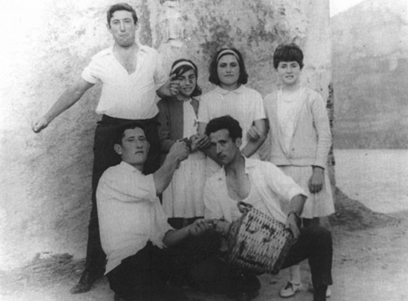 Amigos de fiesta en CastejÃ³n de Tornos.