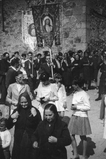 ProcesiÃ³n por las calles de CastejÃ³n de Tornos.