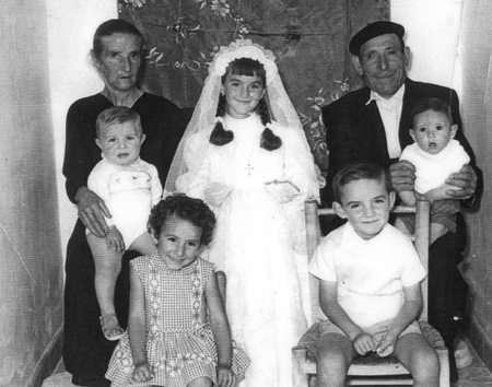 Retrato familiar en el dÃ­a de la Primera ComuniÃ³n. CastejÃ³n de Tornos.