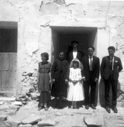 Grupo familiar con niÃ±a de comuniÃ³n. CastejÃ³n de Tornos