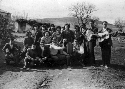 Amigos con guitarra y acordeÃ³n. CastejÃ³n de Tornos