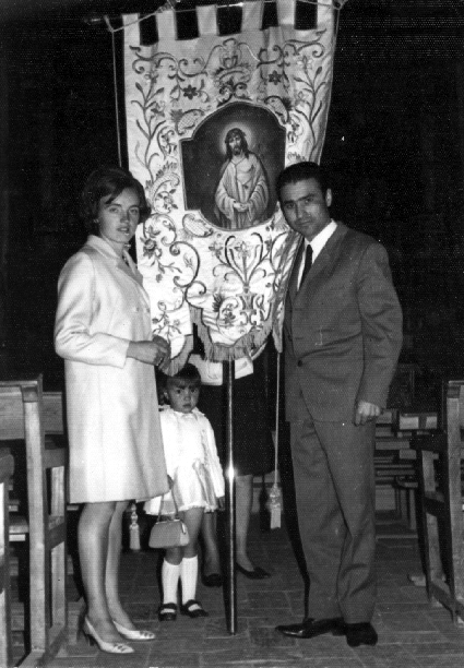 Prior, mujer y niÃ±a con el estandarte del Eccehomo. CastejÃ³n de Tornos