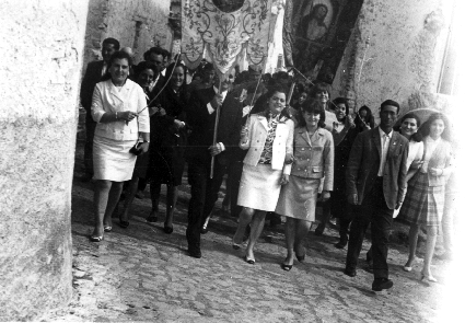 Mujeres y hombre en la procesiÃ³n del Santo Eccehomo. CastejÃ³n de Tornos