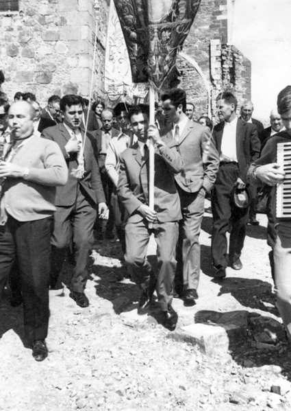 Grupo de hombres en la procesiÃ³n del santo con el estandarte. CastejÃ³n de Tornos