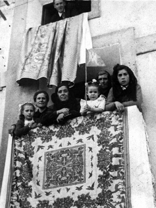 Mujeres y niÃ±as en el balcÃ³n viendo la procesiÃ³n. CastejÃ³n de Tornos