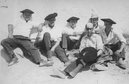 Hombres sentados con boinas. Calamocha.