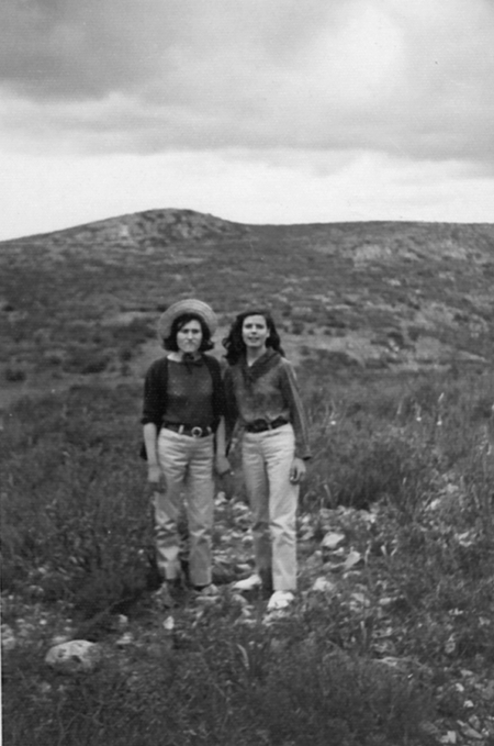 Dos jÃ³venes en la RomerÃ­a de Santa BÃ¡rbara. Calamocha.