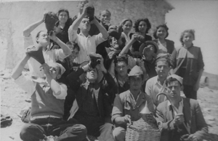 Grupo de gente bebiendo en bota.Calamocha.