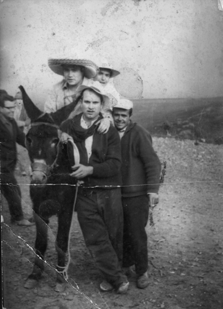 Varios hombres junto a un burro. Calamocha.