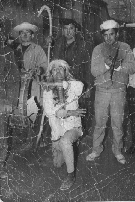 Hombres en la RomerÃ­a de Santa BÃ¡rbara. Calamocha.