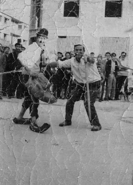 Grupo de gente en las calles de Calamocha.