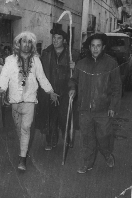 Tres hombres en una calle de Calamocha en la RomerÃ­a de Santa BÃ¡rbara.
