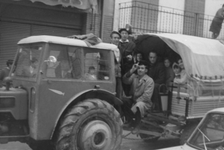 Calamochinos sobre un tractor. Calamocha.