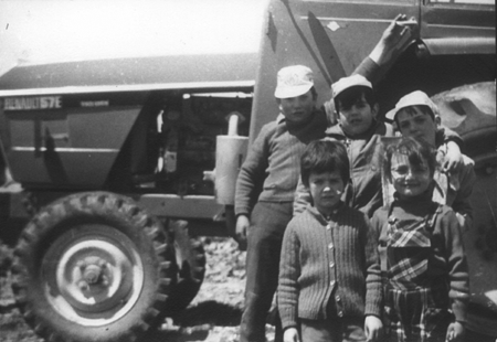 Un grupo de niÃ±os junto a un tractor. Calamocha.