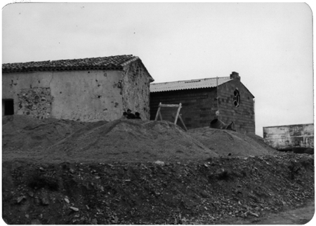 Casas al borde del camino a la ermita de Santa Barbara. Calamocha.
