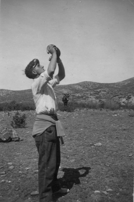 Hombre bebiendo en bota. Calamocha.