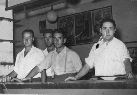 Cuatro hombres tras la barra de un bar. Calamocha.