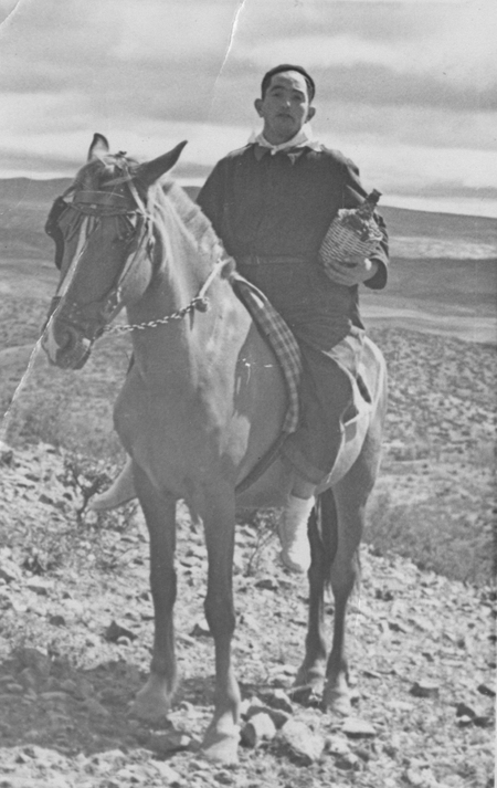 Hombre a caballo sujetando una botella. Calamocha.