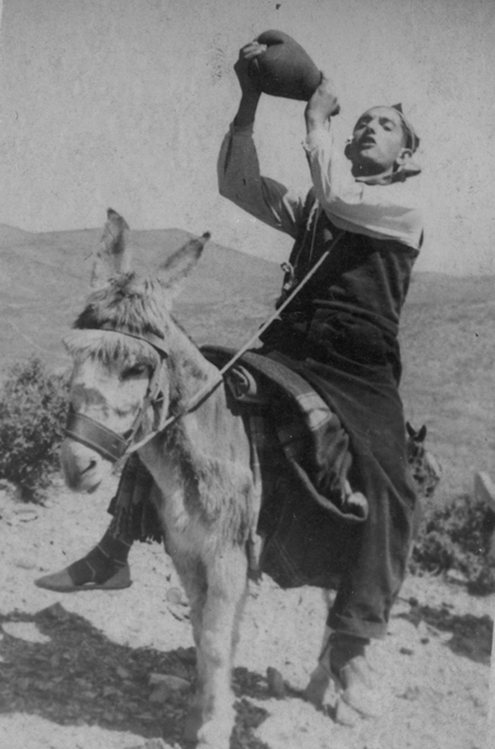 Hombre sobre burro bebiendo en bota. Calamocha.