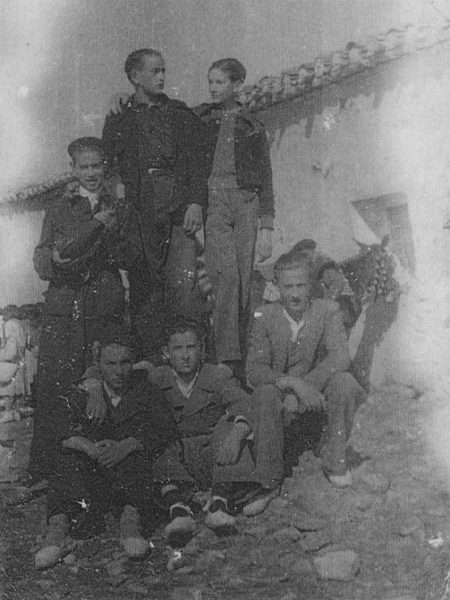 Varias personas delante de una casa. Calamocha.