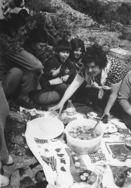 PreparÃ¡ndose para comer en la romerÃ­a. Calamocha.