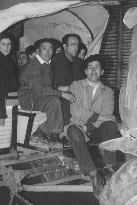 Varios hombres dentro de un carromato. Calamocha.