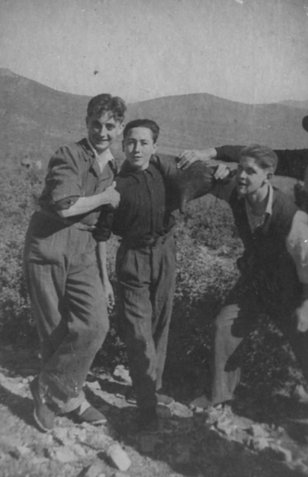 Tres jÃ³venes en el campo. Calamocha.